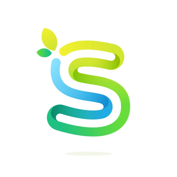 S буква с зелеными листьями эко логотип . — стоковый вектор