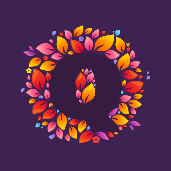 Q γράμμα λογότυπο στον κύκλο της φωτιάς — Διανυσματικό Αρχείο