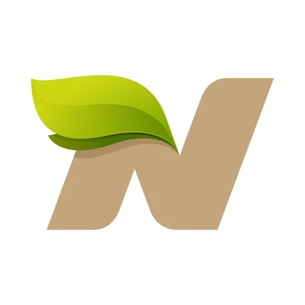 N brief logo met groene bladeren. — Stockvector