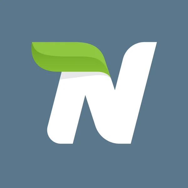 N brev logotyp med grönt blad. — Stock vektor