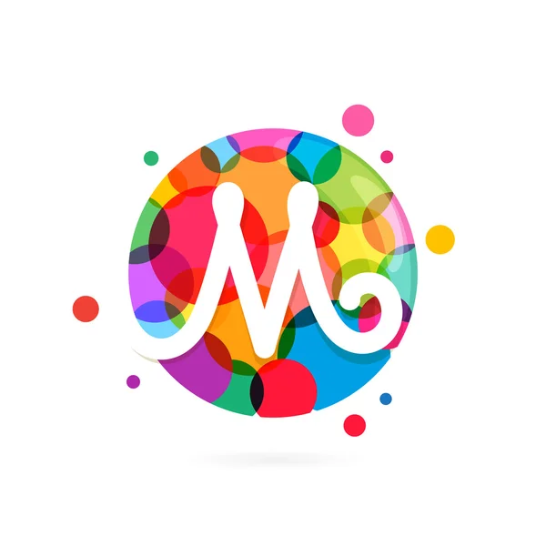 M logo de la letra en círculo con puntos de arco iris . — Vector de stock