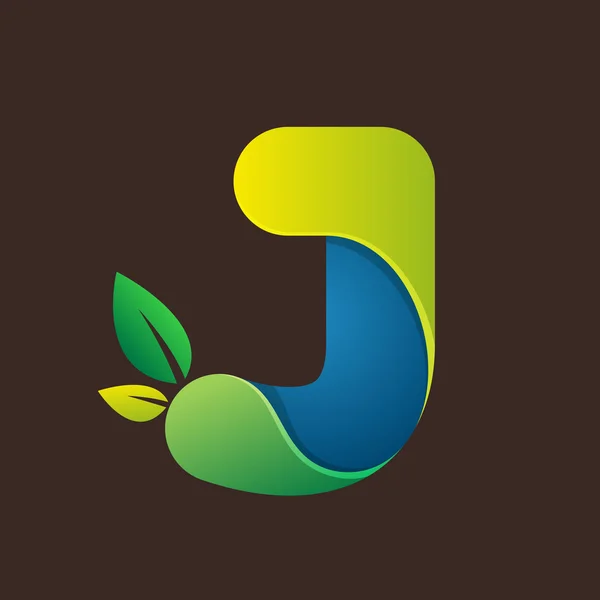 Λογότυπο γράμμα J με πράσινα φύλλα. — Διανυσματικό Αρχείο