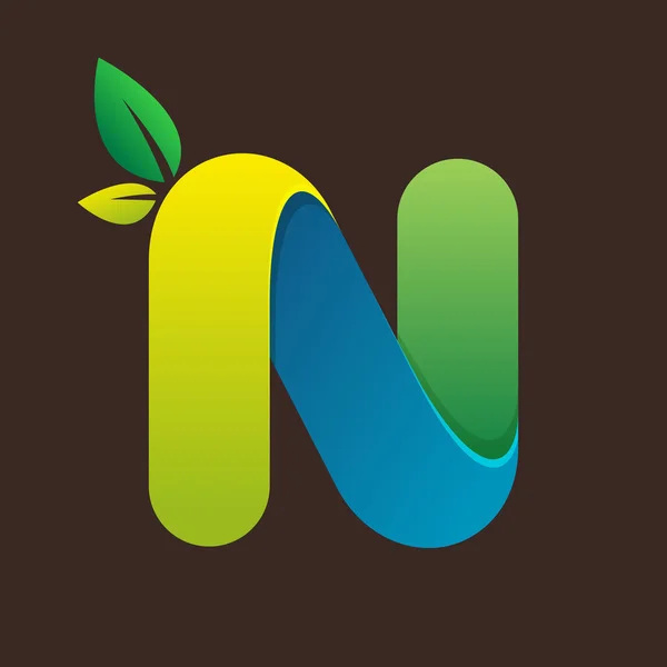 N буква логотип с зелеными листьями . — стоковый вектор