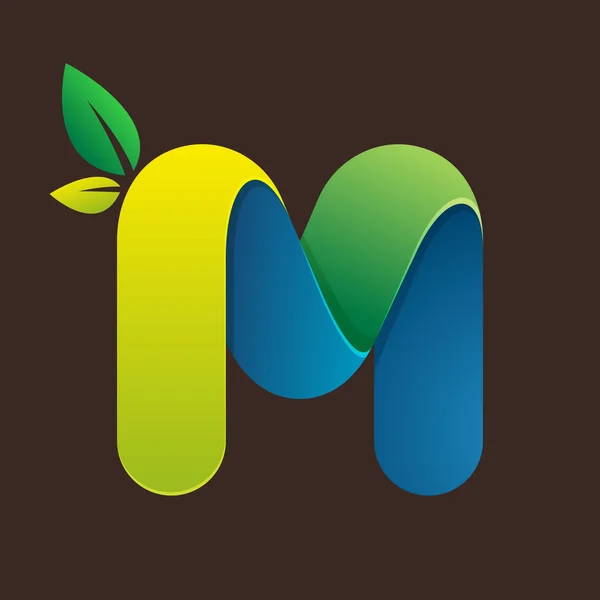 M logo de la letra con hojas verdes . — Vector de stock