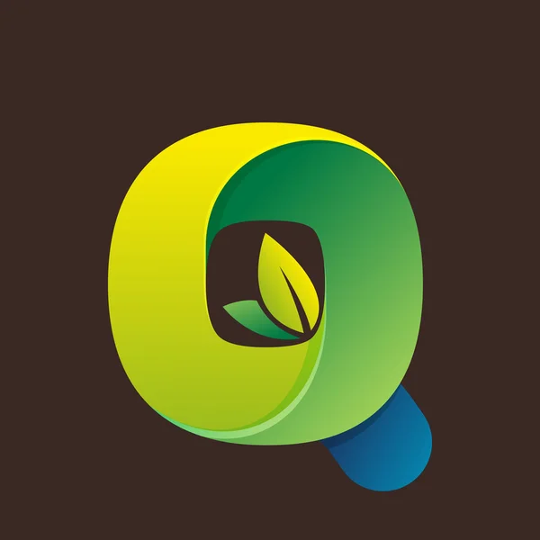 Q litera logo z zielonych liści. — Wektor stockowy