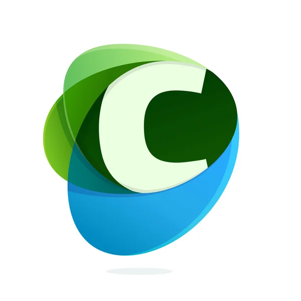 Lettre C avec feuilles vertes et gouttes bleues . — Image vectorielle
