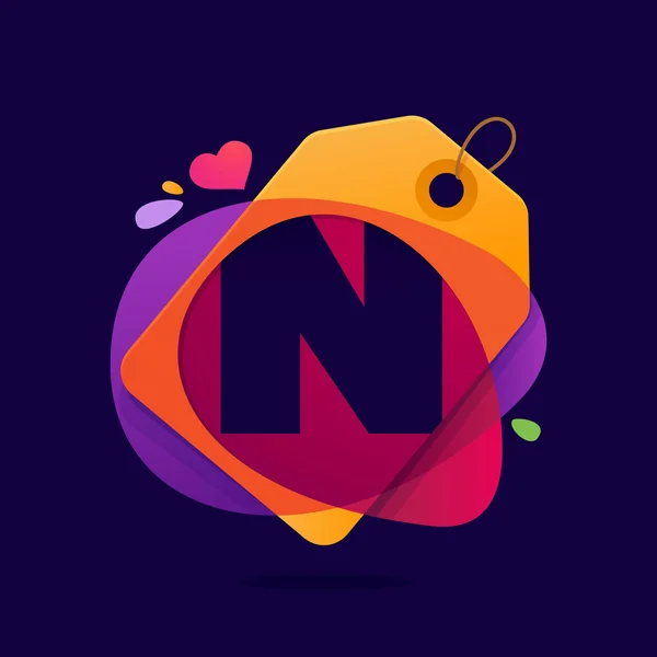 Logotipo de la letra N con la venta etiqueta corazón y salpicaduras . — Vector de stock