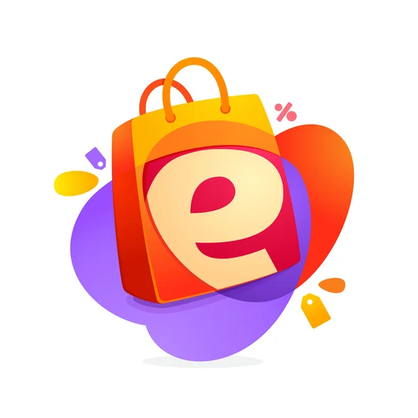 Litera E z ikoną torba na zakupy i sprzedaż tag. — Wektor stockowy