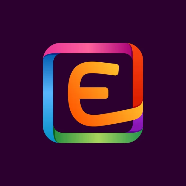 E letra colorido logo en cuadrado . — Vector de stock