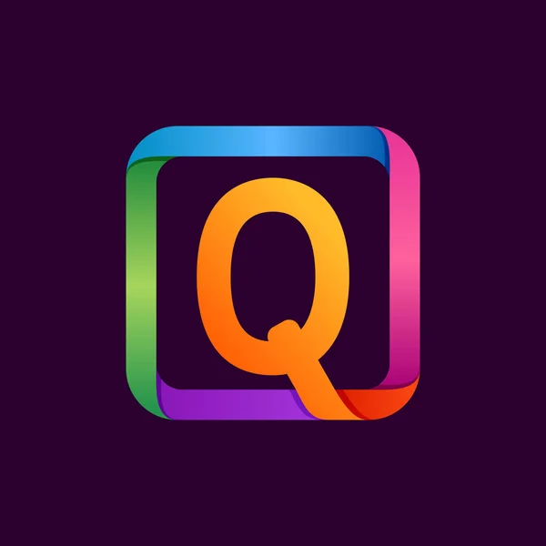 Q γράμμα πολύχρωμο λογότυπο σε τετράγωνο. — Διανυσματικό Αρχείο