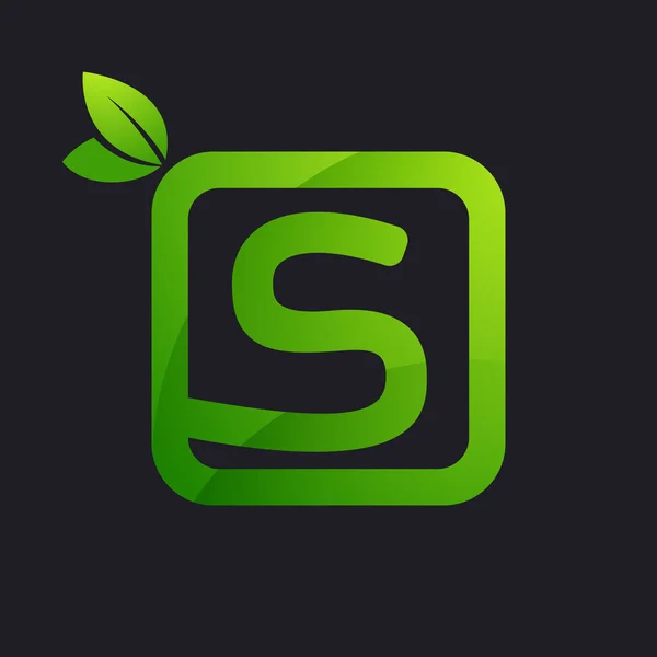 S brief logo in vierkante en groene bladeren. — Stockvector