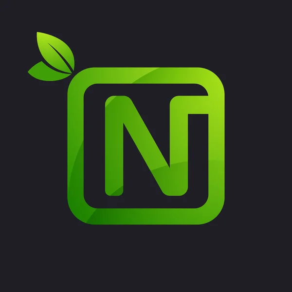 N brief logo in vierkante en groene bladeren. — Stockvector