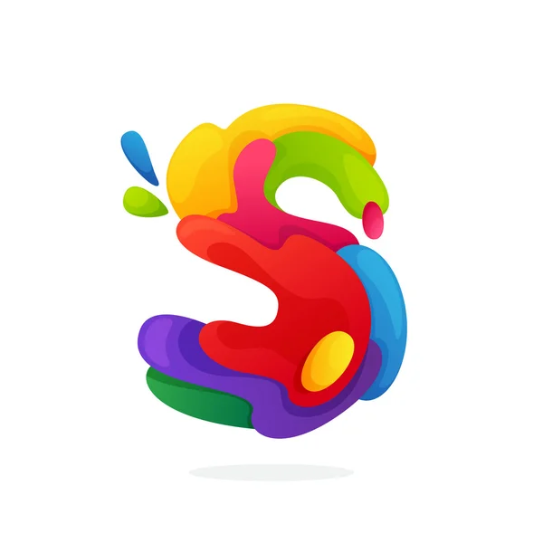 Logotipo de letra S com salpicos de suco colorido . —  Vetores de Stock