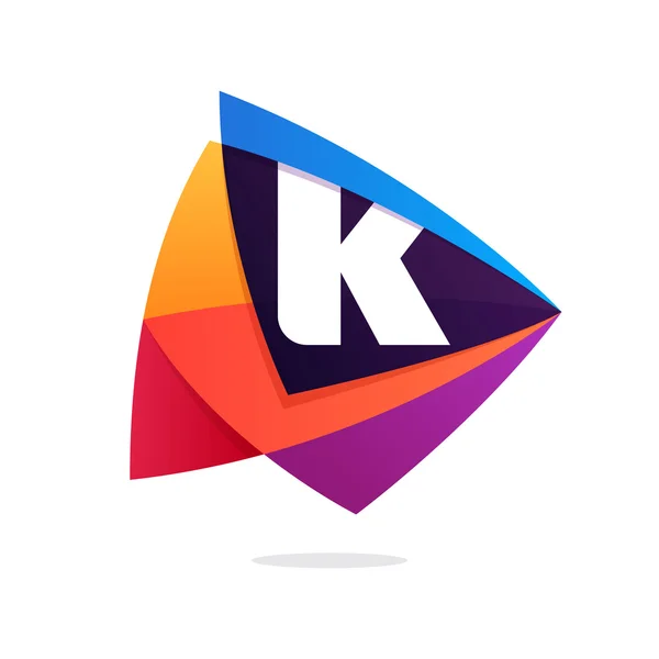 Logo huruf K pada ikon persimpangan segitiga . - Stok Vektor