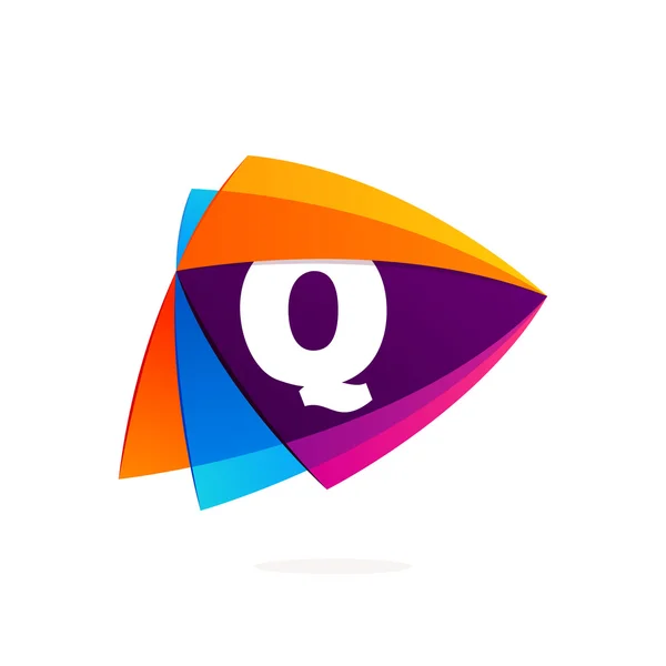 Letra Q logotipo en el icono del botón de reproducción. Icono de intersección de triángulo . — Vector de stock