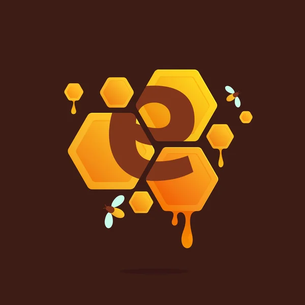 Letra E logo en panal de abeja con miel fluida . — Vector de stock