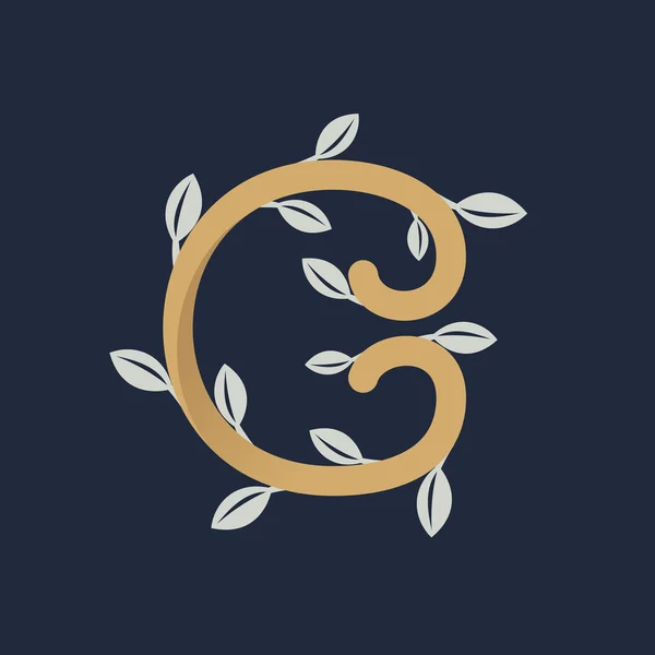 Винтажная золотая буква С с серебряными листьями . — стоковый вектор