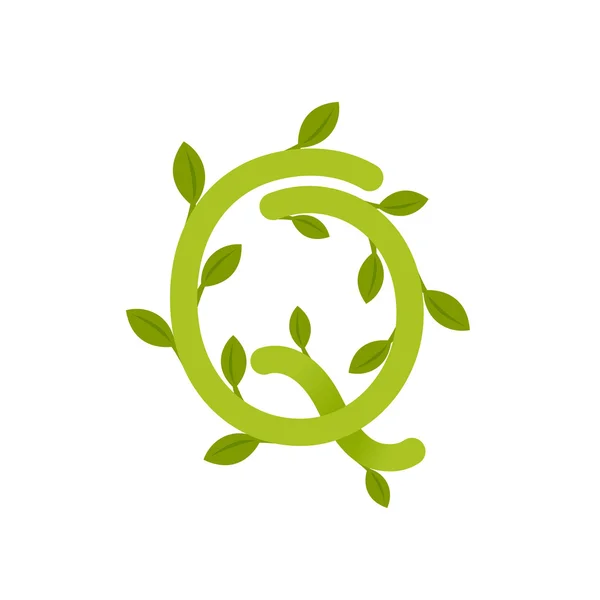 Логотип буквы Q с зелеными листьями . — стоковый вектор