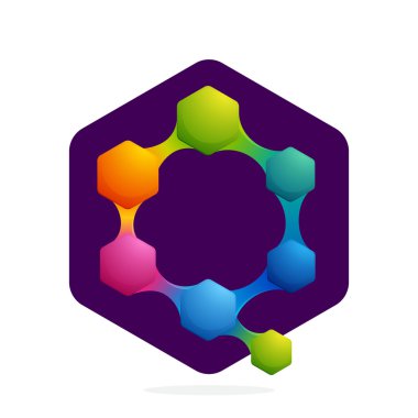 Altıgen ve çizgileri olan Q harfi logosu. 