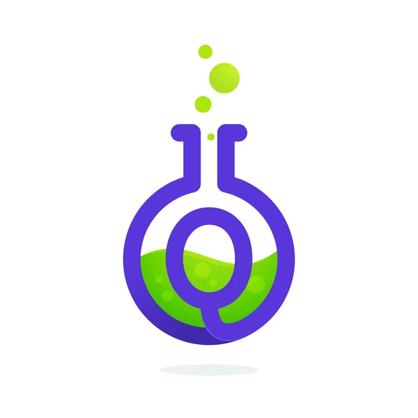 Letter Q-logo in het bekerglas van het laboratorium. — Stockvector