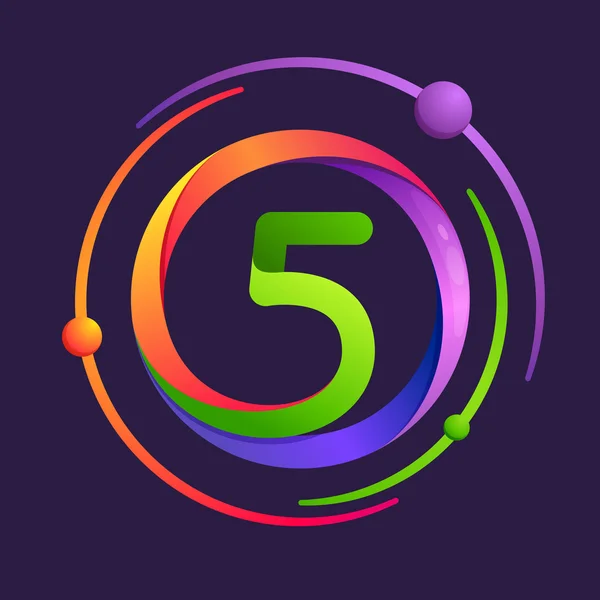 Logotipo número cinco com órbitas de átomos . —  Vetores de Stock
