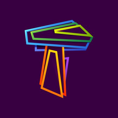 Renkli neon çizgilerden oluşan T harfi logosu.