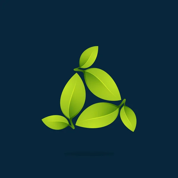 Зеленые листья в треугольном логотипе . — стоковый вектор