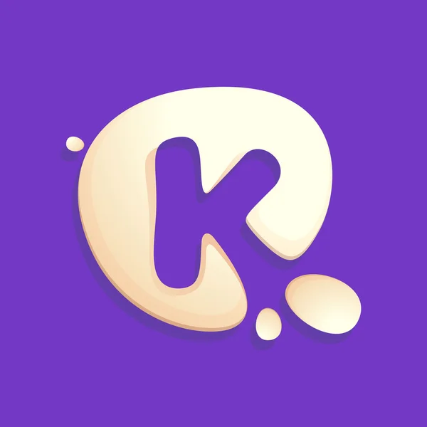 Logo litery K w mleku, jogurcie lub kremowym rozpryskami. — Wektor stockowy