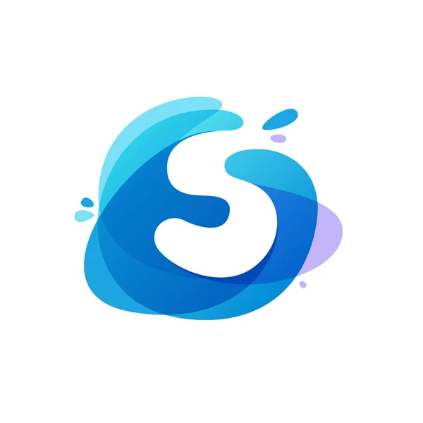 青い水しぶきの背景に文字Sのロゴ. — ストックベクタ