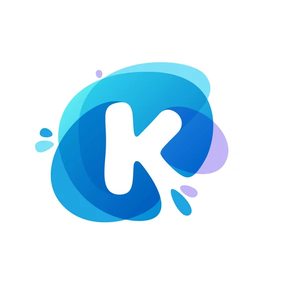 Bokstaven K logotyp på Blue Water Splash bakgrund. — Stock vektor
