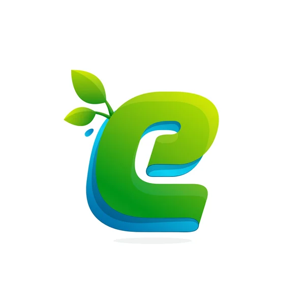 Carta E logotipo formado por fita com folhas e gotas . —  Vetores de Stock