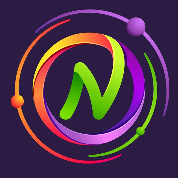 Logotipo de N letras com órbitas de átomos . —  Vetores de Stock