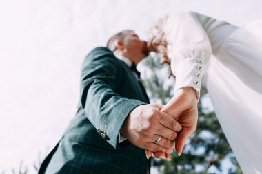 Damat ve gelin el ele tutuşuyorlar