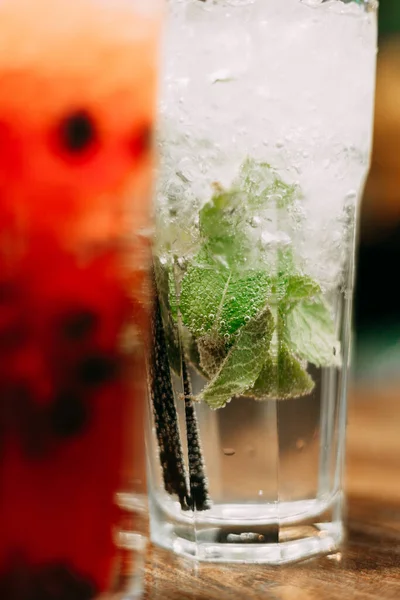 Mojito ve güncel cam karışımı.