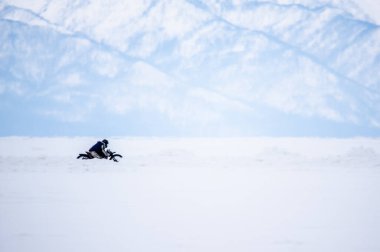 Baykal Mil etkinliğinde Hintli buzu üzerinde hız testi