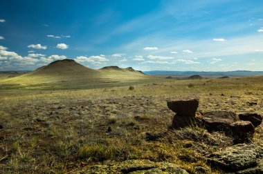 Sibirya Buryatia 'da bulutlu tepe vadisi manzarası