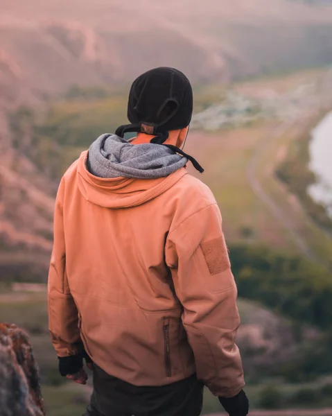 Person Står Med Ryggen Bergstopp Och Tittar Utför — Stockfoto