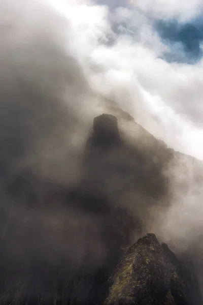 Potrait Montaña Malhumorado Con Nubes Bajas Siberia Buryatia — Foto de Stock