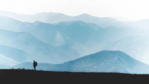 Una Persona Cascada Montaña Con Mochila Colores Azules — Foto de Stock