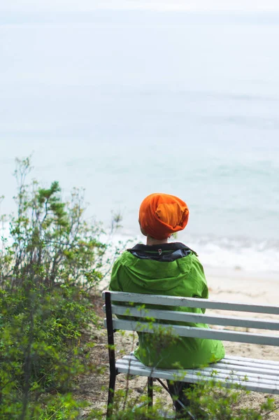 Kvinna Som Vilar Bänken Vid Havet — Stockfoto