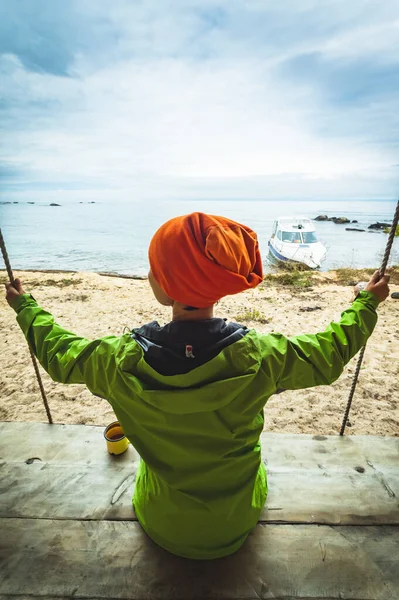 Kvinna Som Vilar Gungan Vid Havet — Stockfoto