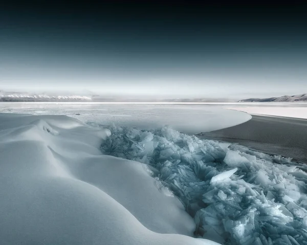 12月冰冻的湖面 冰雪覆盖的海景 — 图库照片