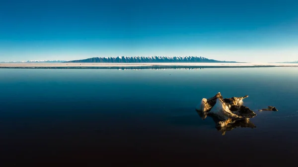Минималистичный Вид Море Тающим Льдом Переднем Плане Горный Хребет Заднем — стоковое фото