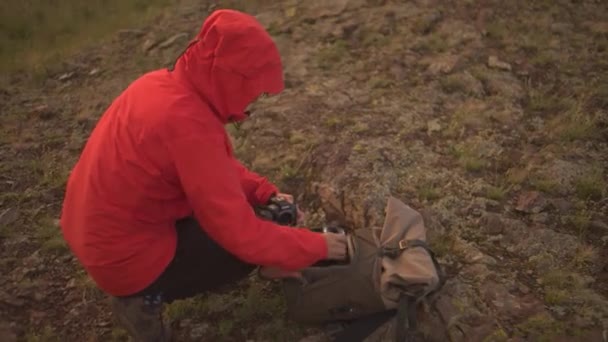 Persoană Jachetă Portocalie Atașând Lentilă Cameră Din Câmp Pregătiți Pentru — Videoclip de stoc