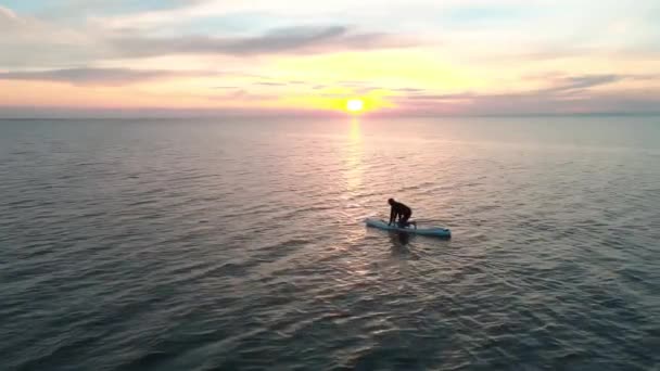 夕阳西下海面上看太阳的冲浪者的轮廓 — 图库视频影像