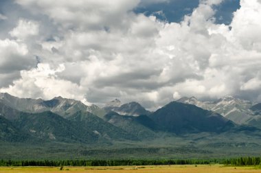Yazın gün ışığında dağlar ve bulutlar