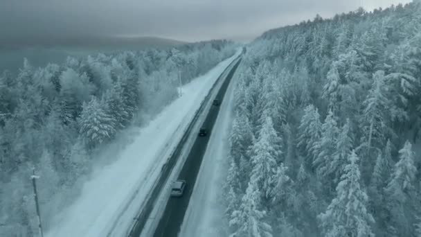 Ruch Pokrytej Śniegiem Drodze Górskiej Przełęczy Zimie — Wideo stockowe