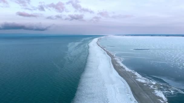 Letecký Pohled Písek Plivat Moře Zimě Ráno — Stock video