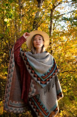 Sonbaharda parkta son sınıf bir kadının portresi.