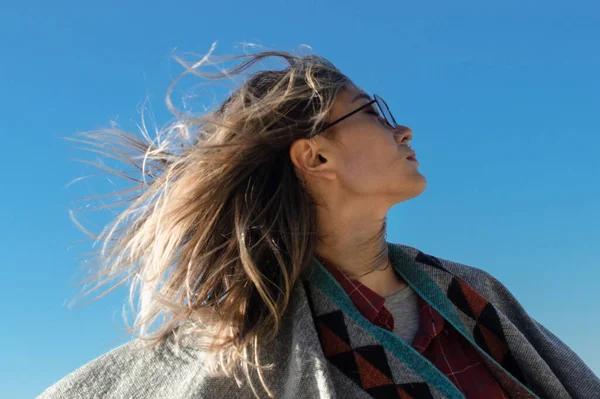 Zijaanzicht Van Een Vrouw Tegen Blauwe Lucht Stockafbeelding